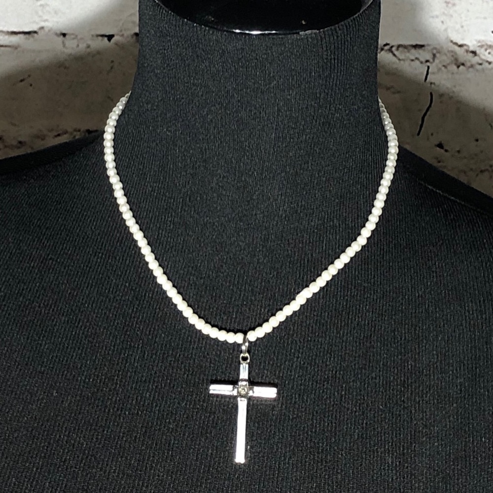 🆕⬇️Pearl Necklace with Silver Color Cross